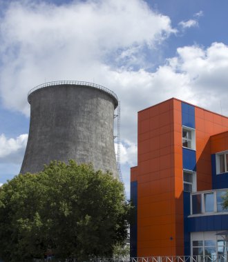 tüp güç yukarıda çarpıcı modern bina yükselir