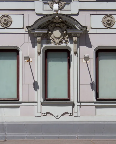 Trzy okna z niezwykła sztukateria — Zdjęcie stockowe