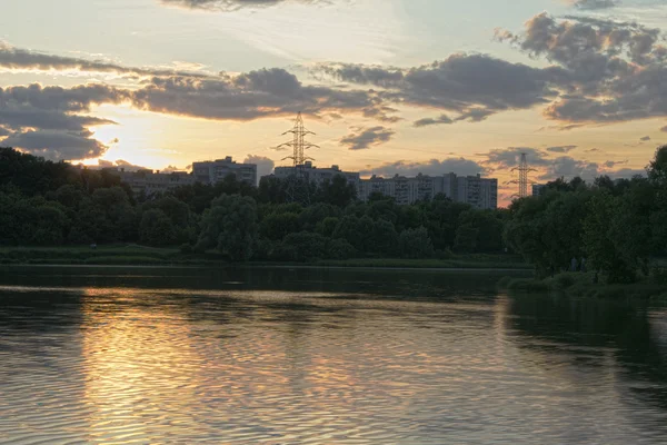 Puesta de sol sobre el lago — Foto de Stock