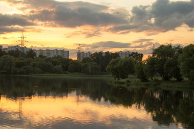 Gölün üzerinde gün batımı