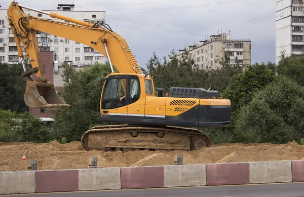 Gelber Bagger in der Stadt — Stockfoto