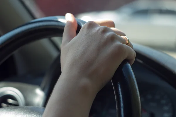 Direksiyon simidinde el