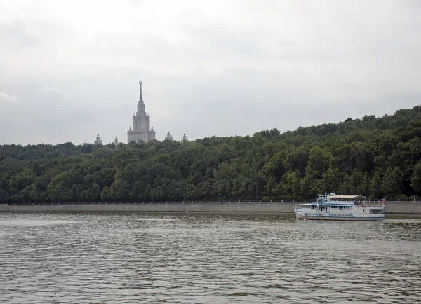 Schip zeilen op de Moskou-rivier — Stockfoto