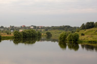 nehir ve evleri ile manzara