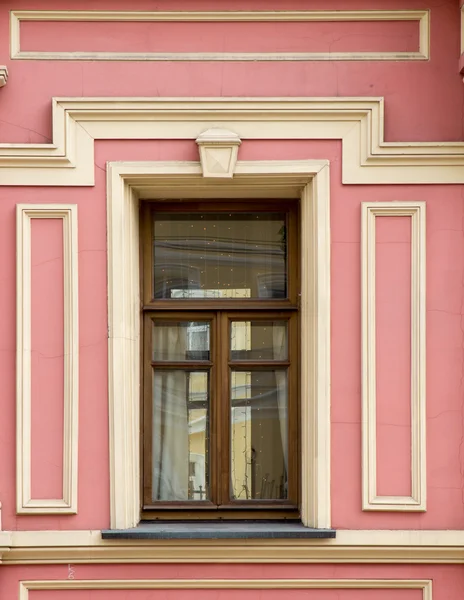 Ventana en un marco de madera — Foto de Stock