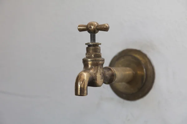 Antique Copper Faucet on a wall in the garden. — Stock Photo, Image