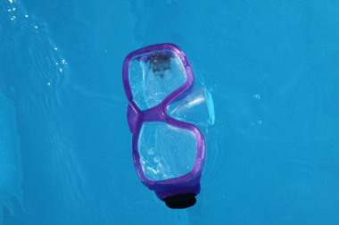 Havuzun üzerinde maske