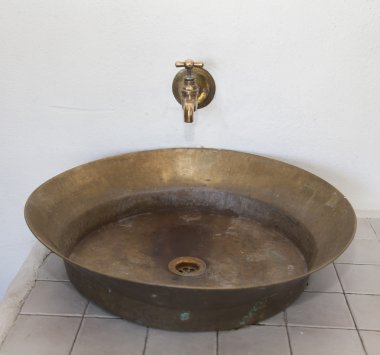 Antika bakır musluk ve lavabo