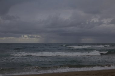 Fırtına altında deniz ve kum plaj.
