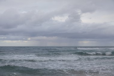 Fırtına altında deniz ve kum plaj.