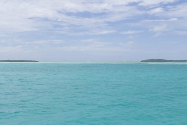 Mavi gökyüzü, mavi deniz ve yeşil Adaları