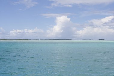 Mavi gökyüzü, mavi deniz ve yeşil Adaları