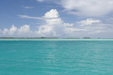 Mavi gökyüzü, mavi deniz ve yeşil Adaları