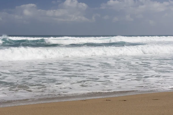 Cielo blu, mare blu e spiaggia di sabbia . — Foto Stock