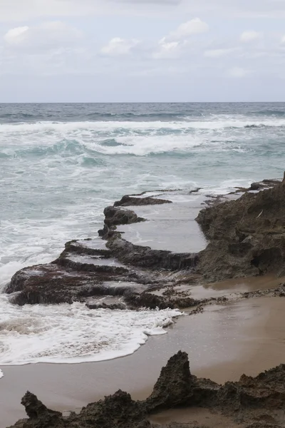 Cielo blu, mare blu e rocce taglienti . — Foto Stock