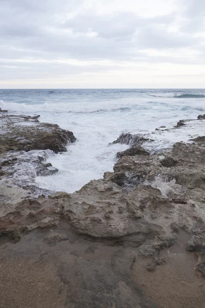 Ciel bleu, mer bleue et rochers pointus . — Photo