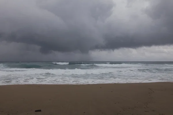 Temporale sotto il mare e spiaggia di sabbia . — Foto Stock