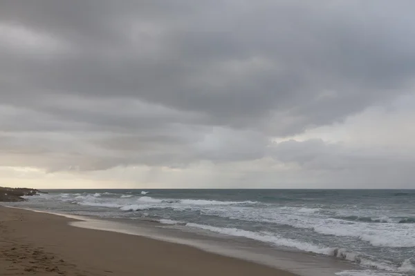 Trovoada sob mar e praia de areia . — Fotografia de Stock