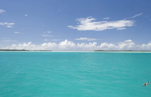 蓝色的天空，蓝色的大海和绿岛 — 图库照片