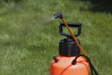 Böcek ilacı püskürtme aygıtı.