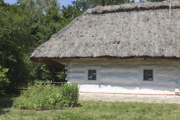 屋外のウクライナの国民のフォークの歴史村でアンティークの小屋 — ストック写真