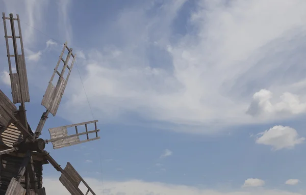 青い空を背景に Wndmill — ストック写真