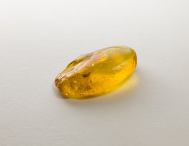 Amber beyaz zemin üzerine.