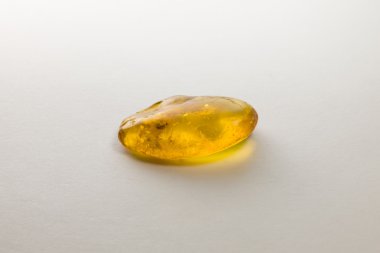 Amber beyaz zemin üzerine.