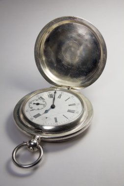 Gümüş metalden yapılmış antika saatler