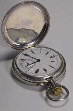 Gümüş metalden yapılmış antika saatler