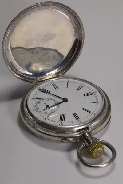 Antieke horloges gemaakt van zilver metaal — Stockfoto