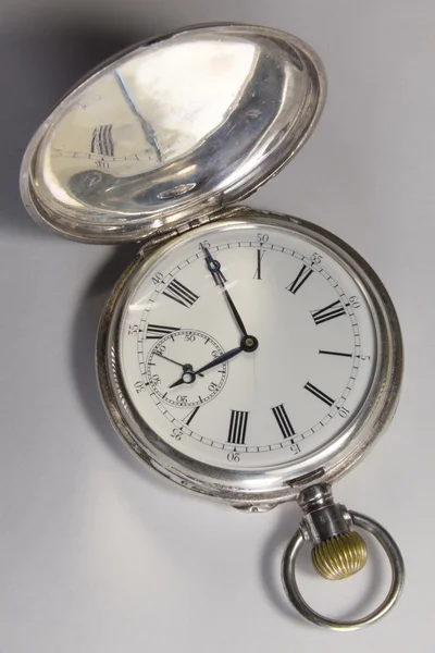 Antyczne zegarki srebrne metalowe — Zdjęcie stockowe
