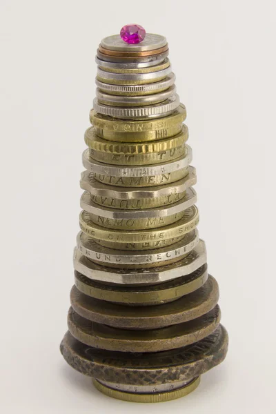 Много монет, горшок денег — стоковое фото