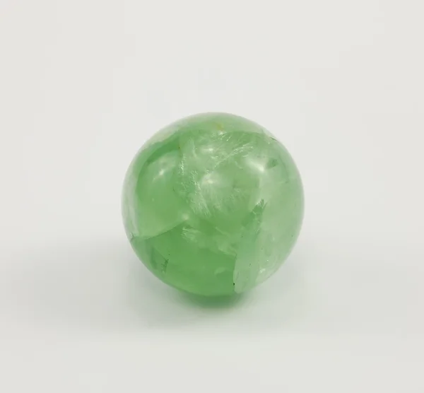 Una pequeña bola de fluorita, verde gema . Imagen De Stock