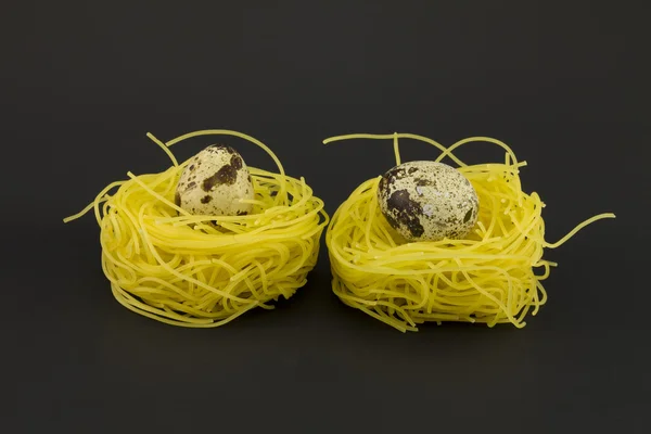 Pastas finas en forma de nido sobre un fondo oscuro . — Foto de Stock