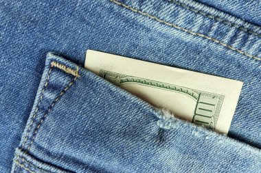 Kot pantolonun cebinde 100 dolar. Kapat.                                         