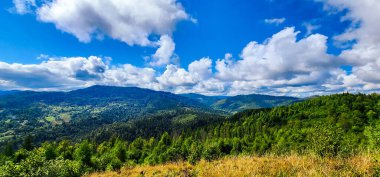 Yukarıdan dağlara güzel bir manzara.