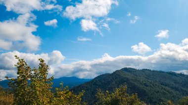 Mavi gökyüzü ve dağlar. Sonbahar sezonu. Karpatyalı, Ukraynalı. Doğanın güzelliği.