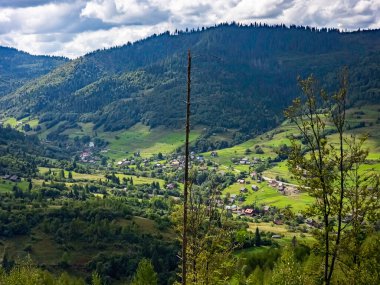 Dağlarda bir dağ köyü olan güzel bir manzara