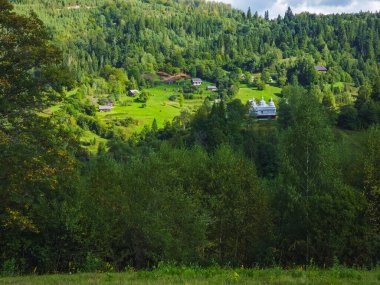 Dağlarda yeşil bir ev