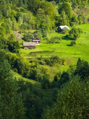 dağlarda kırsal ev