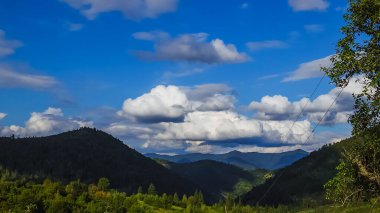 Bulutları ve gökyüzü olan güzel bir manzara.