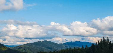 Bulutlu bir arka planı olan dağ sırtı