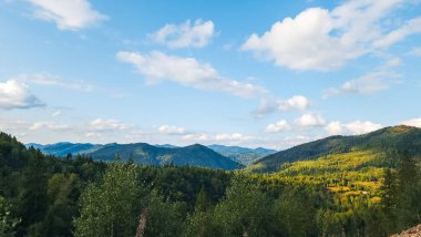 Dağları ve mavi gökyüzü olan güzel bir manzara.