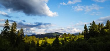 Dağlarda bir dağ köyü olan güzel bir manzara