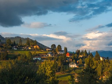 Yazın Karpat Dağları Köyü.