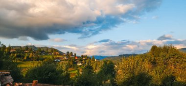 Karpat Dağları'nda güzel gün batımı