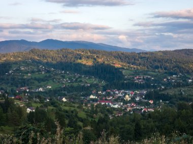 Akşamları dağlardaki köyün güzel manzarası.