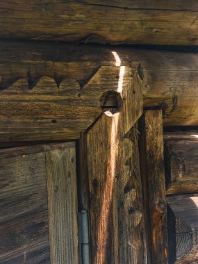 Penceresi olan eski ahşap pencere