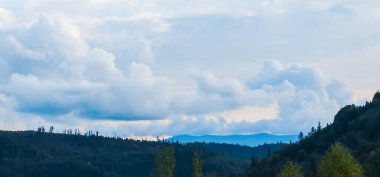 Dağları ve bulutları olan güzel bir manzara